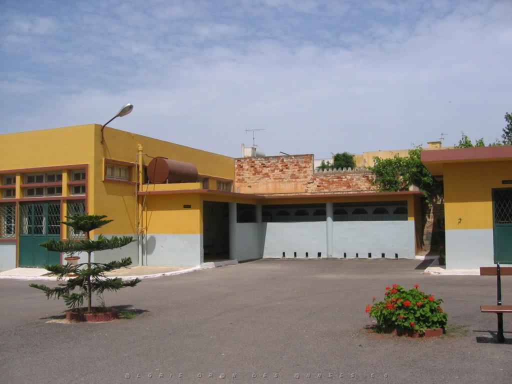 ORAN MAI 2006 G217 LES CASTORS COLLEGE CLAUDE BERNARD L ANCIEN REFECTOIRE.JPG